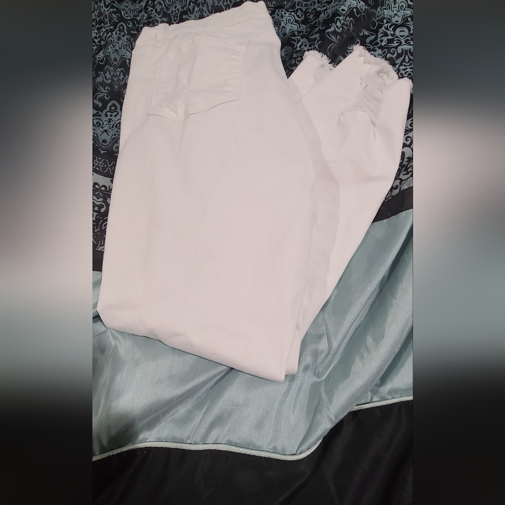 New York and Company SOHO Distressed white ankle jeans